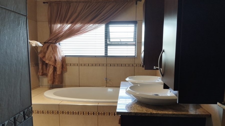 5 Bedroom Property for Sale in Van Der Hoff Park North West